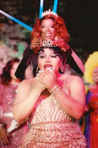 Photo of Lanyé Armön being crowned Mx. Vaccine-O-Licious 19